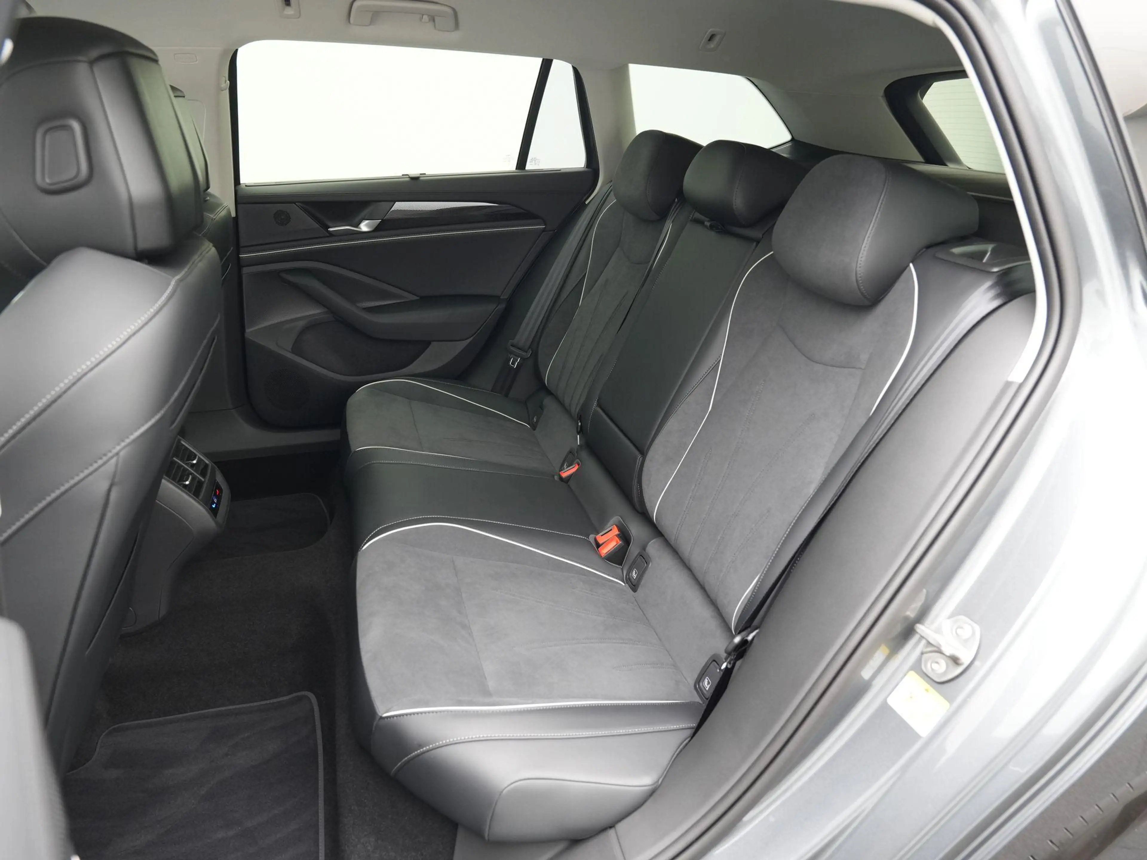 Volkswagen Passat Variant 1.5 eHybrid 204pk Business | Trekhaak | Elektrisch — photo 9