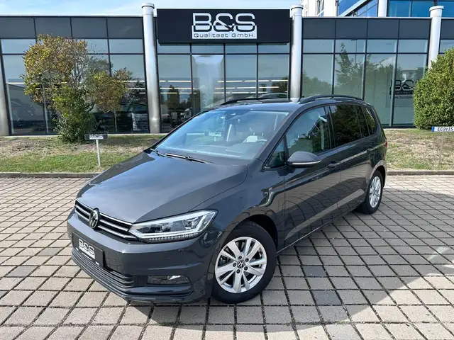 Volkswagen Touran view 2