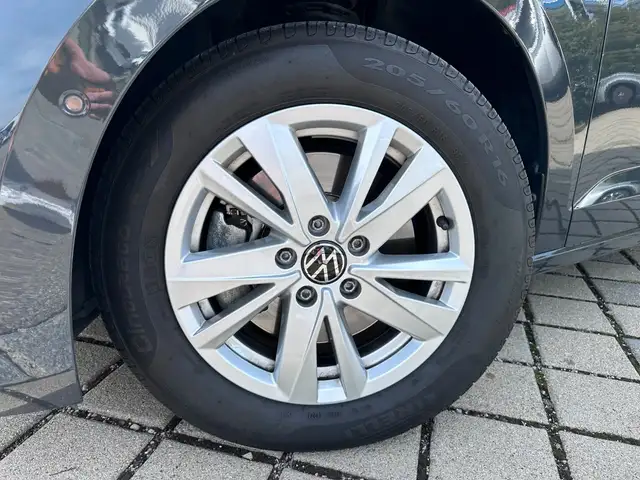 Volkswagen Touran view 3