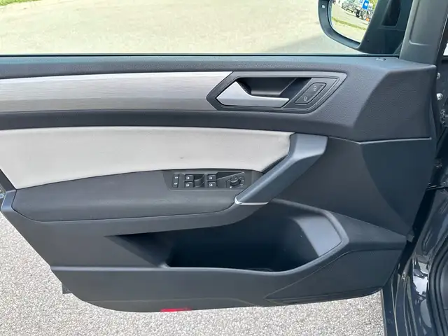 Volkswagen Touran view 12