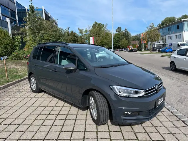 Volkswagen Touran view 8