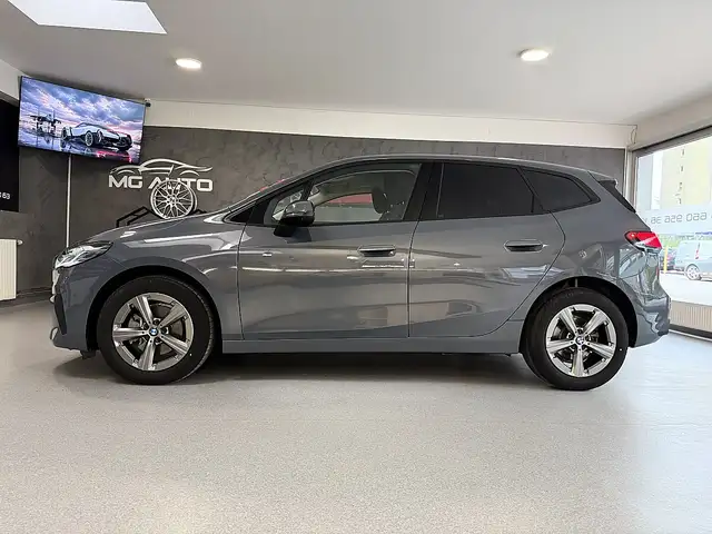 BMW 2 Series view 4