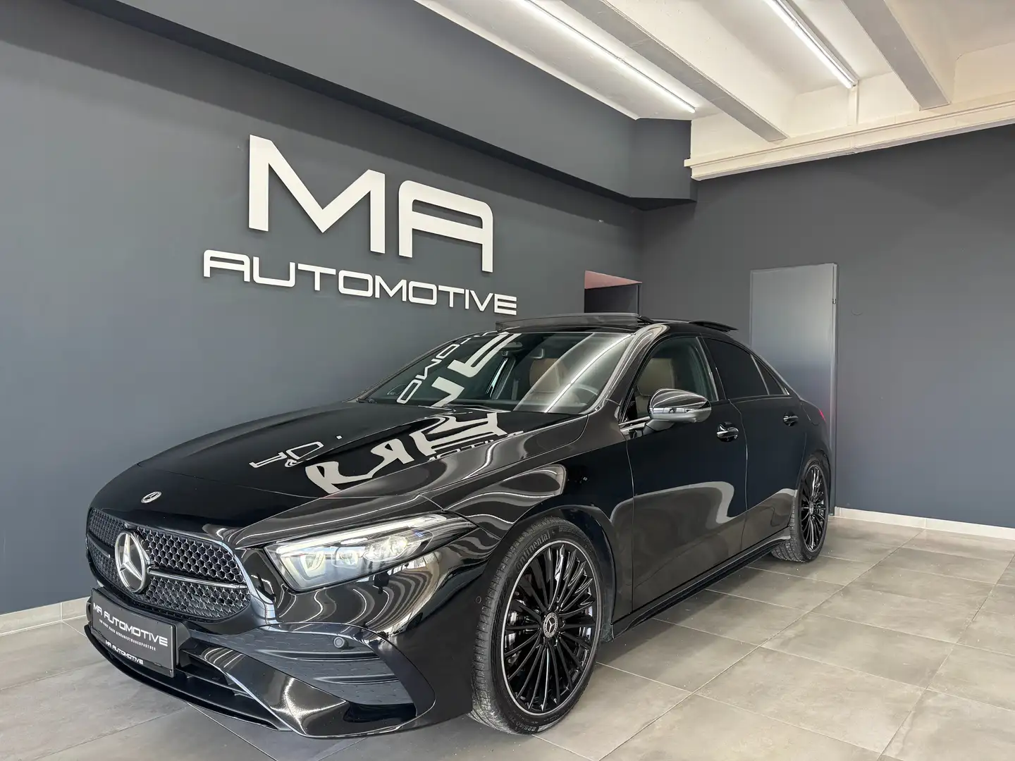 Mercedes-Benz A 200 Limo AMG Line *AMG45LOOK*PANO*BURM*HUD*MBEAM*VOLL* Schwarz - 1
