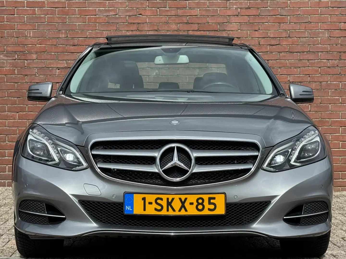 Mercedes-Benz E 200 | NL-AUTO! | DEALER OH! | LEDER! Grijs - 2