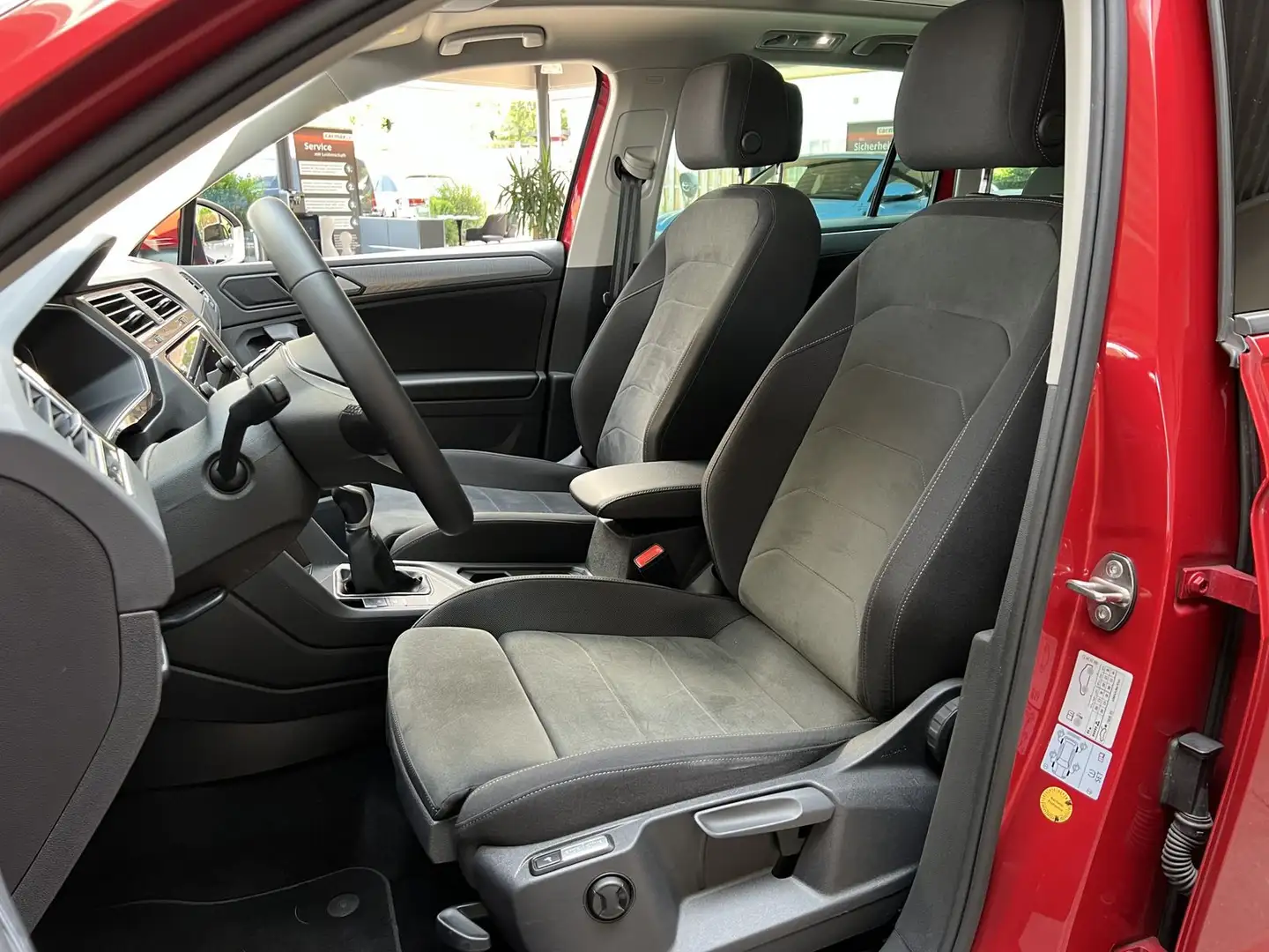 Volkswagen Tiguan Life Pano Navi Kamera AHK Standheiz LED Rood - 2
