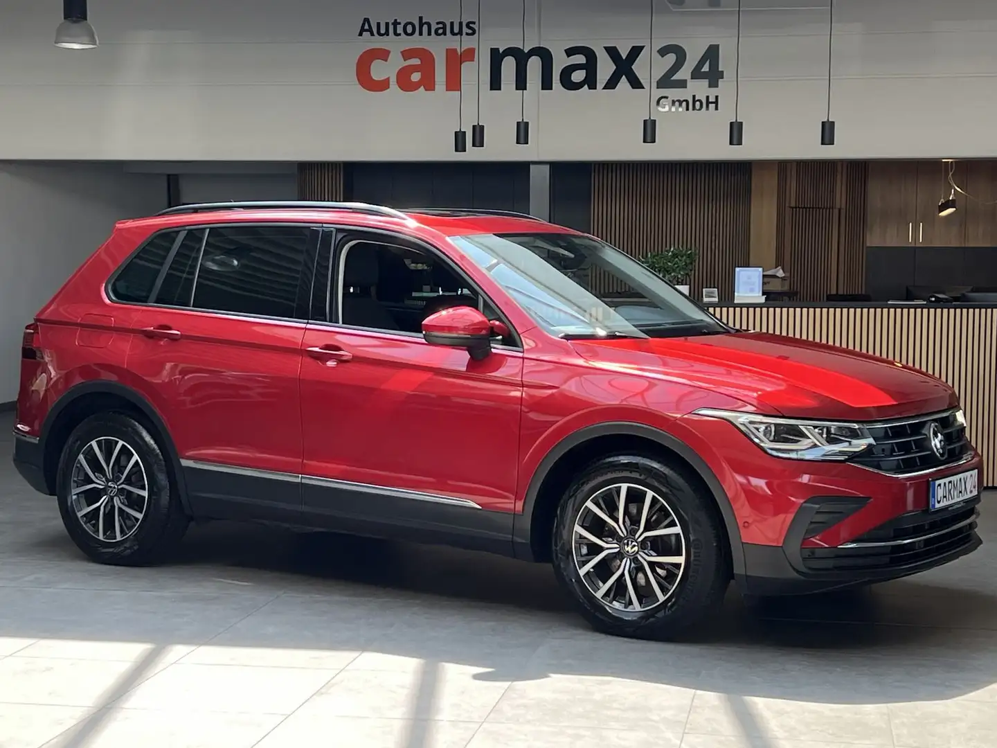 Volkswagen Tiguan Life Pano Navi Kamera AHK Standheiz LED Rood - 1