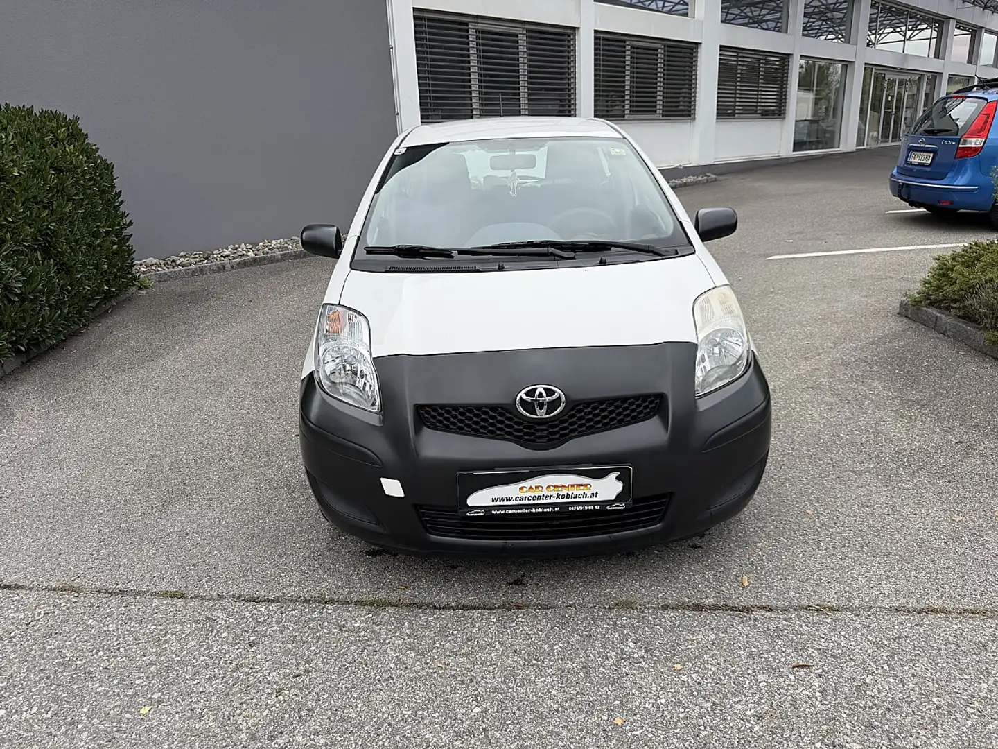 Toyota Yaris 1,0 VVT-i Young Weiß - 2