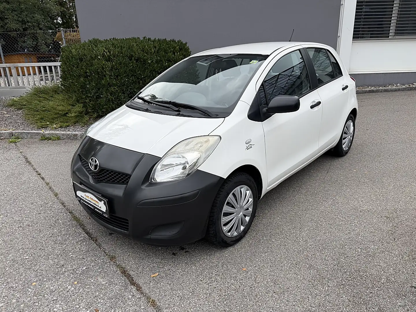 Toyota Yaris 1,0 VVT-i Young Weiß - 1