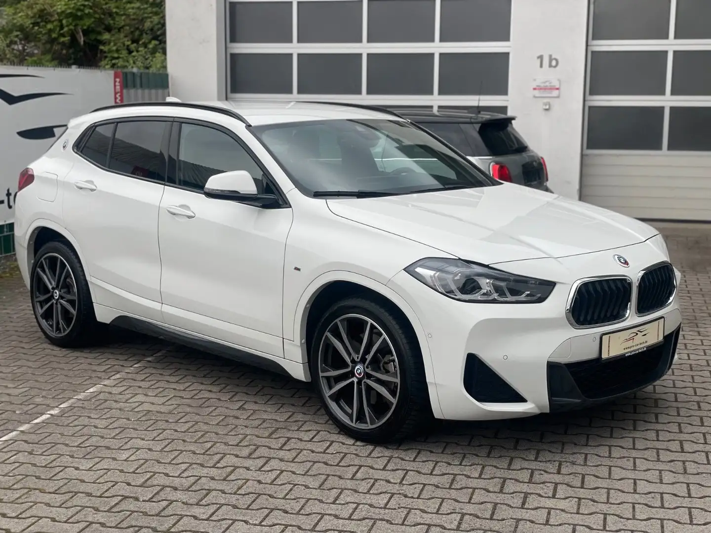 BMW X2 sDrive20i M Sport|Navi|HUD|19"ALU|Allwetter Weiß - 2