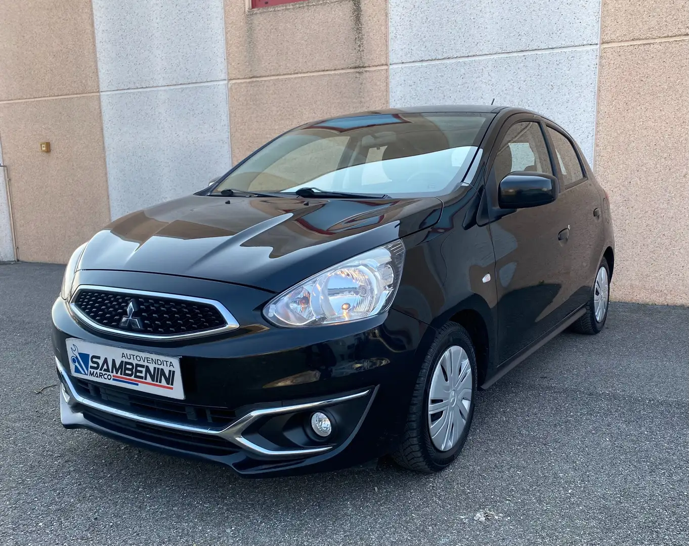 Mitsubishi Space Star 1.0 Invite Noir - 1