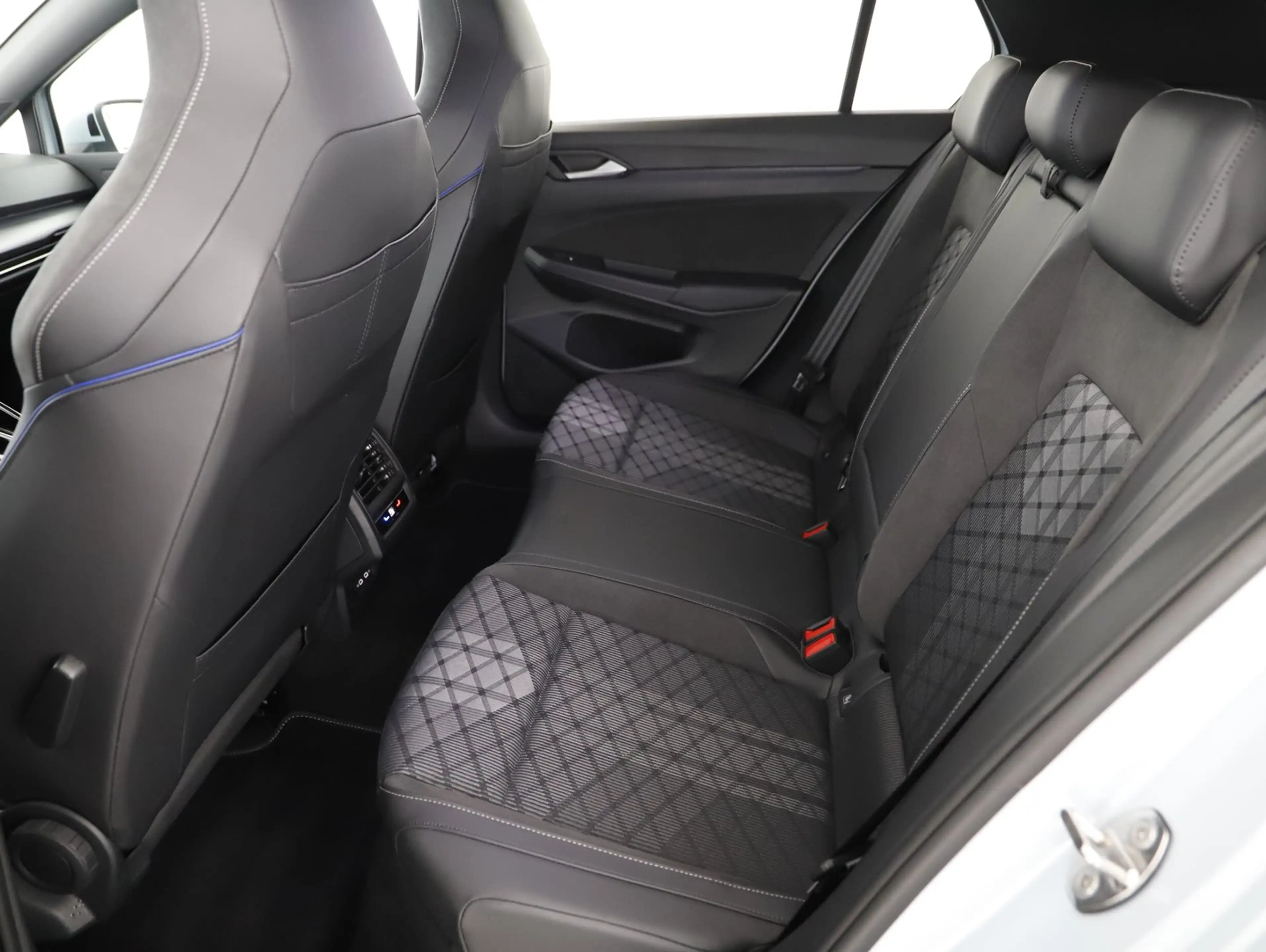 Volkswagen Golf R R-Line mHEV TSI DSG — photo 9