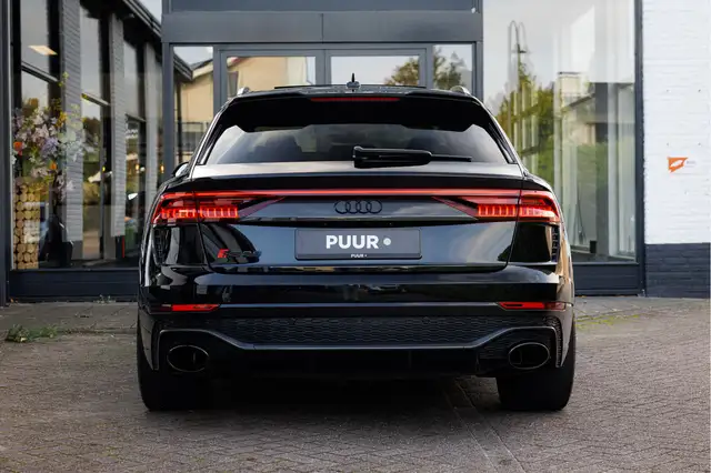 Audi RS Q8 view 8