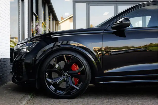 Audi RS Q8 view 13