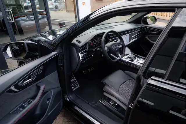 Audi RS Q8 view 3