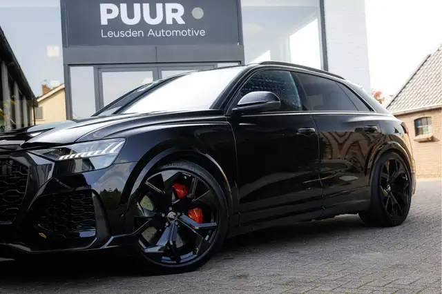 Audi RS Q8 view 11