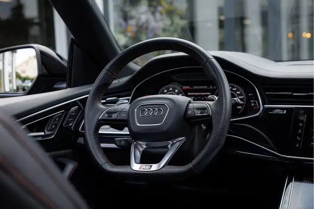 Audi RS Q8 view 18