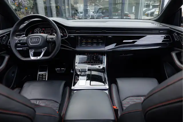Audi RS Q8 view 4