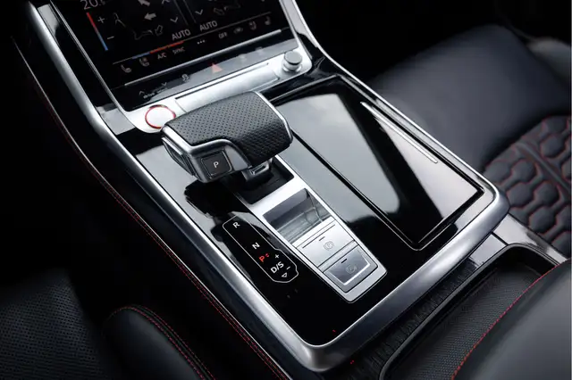 Audi RS Q8 view 28