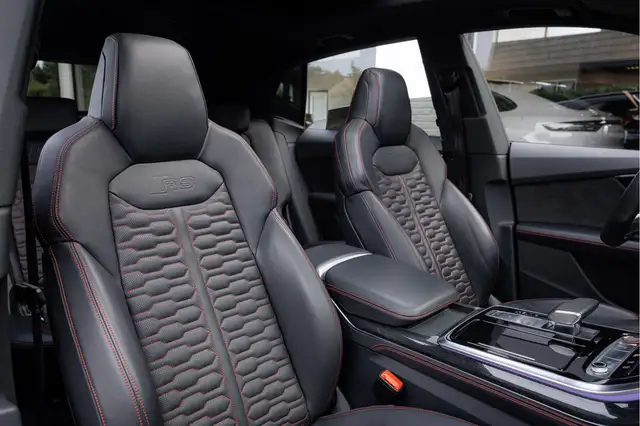 Audi RS Q8 view 5