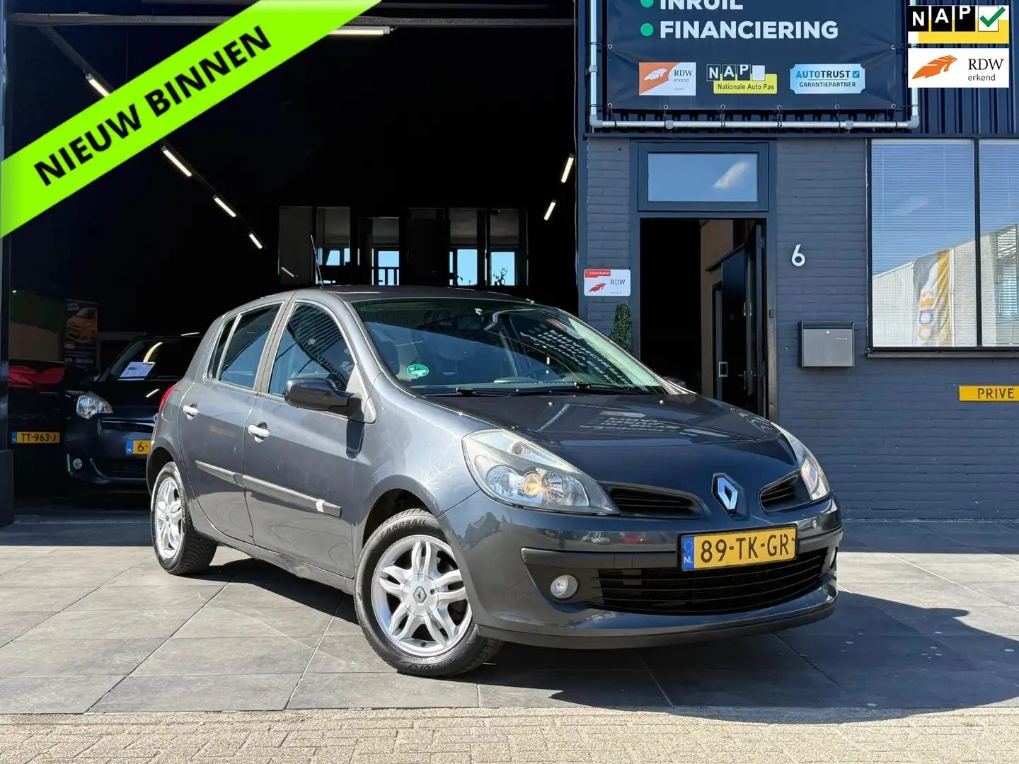 Renault Clio 1.4-16V 8X Renault Clio op voorraad veel opties Blauw - 2
