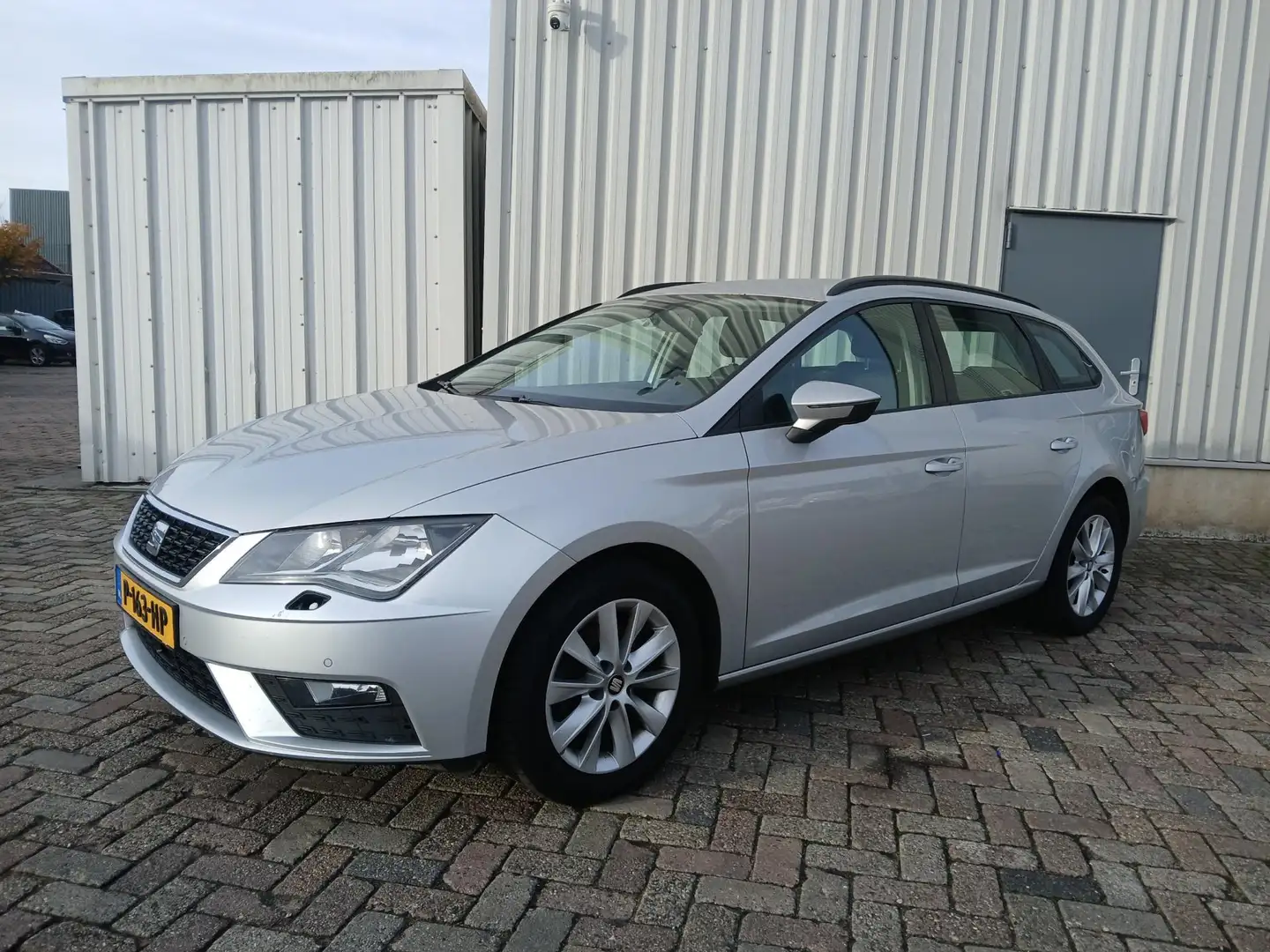SEAT Leon ST 1.6 TDI Style Business Intense - Motor defect - Grijs - 2