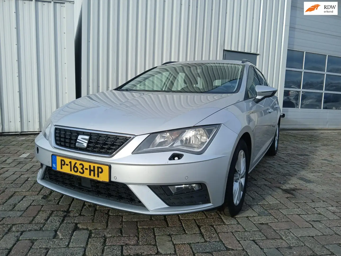 SEAT Leon ST 1.6 TDI Style Business Intense - Motor defect - Grijs - 1