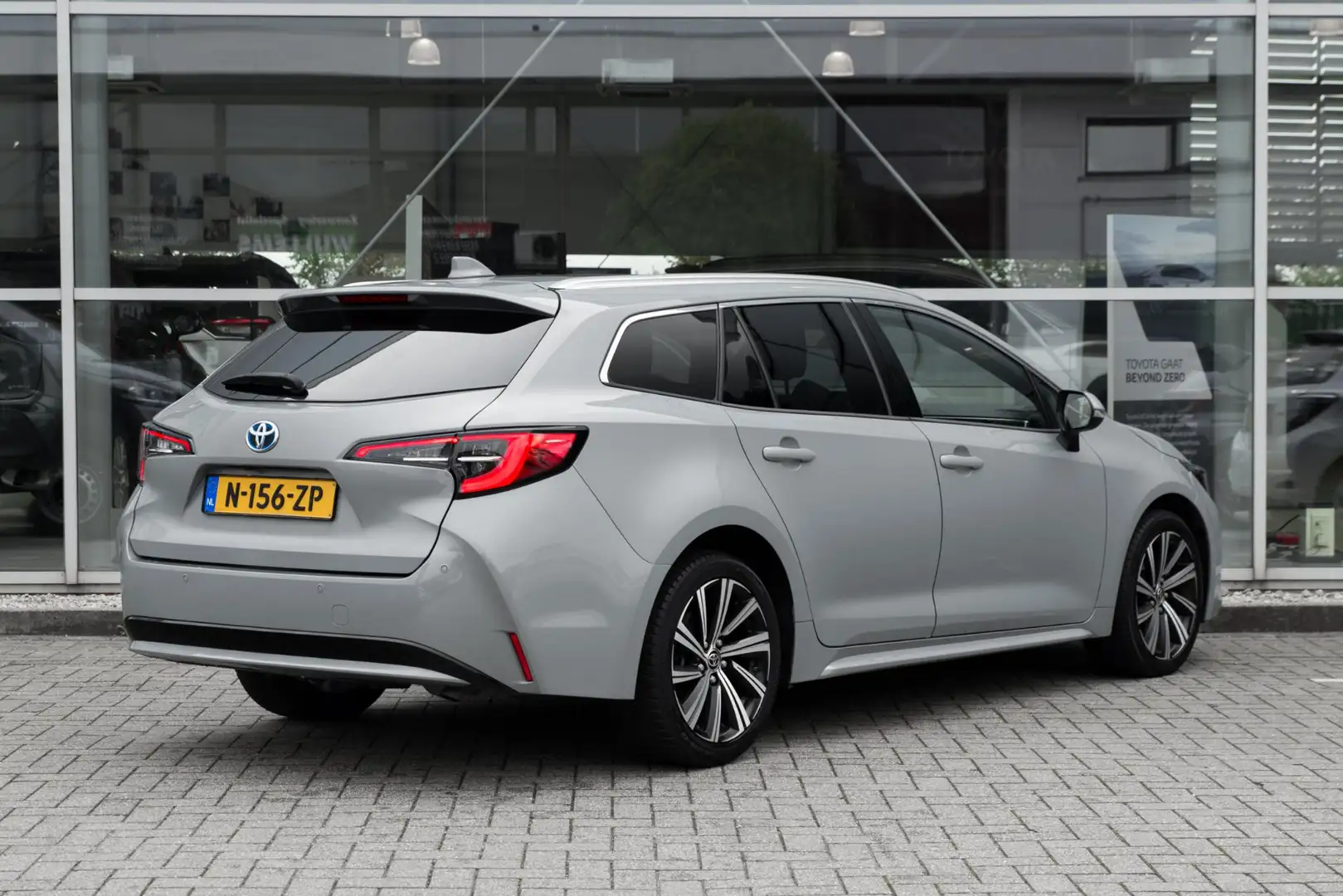 Toyota Corolla Touring Sports 1.8 Hybrid Dynamic Grau - 2