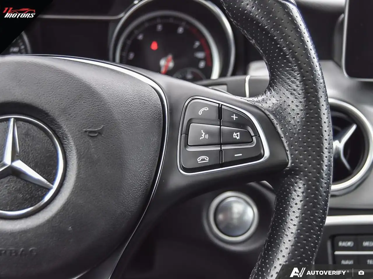 Mercedes-Benz GLA снимка Mercedes-Benz GLA