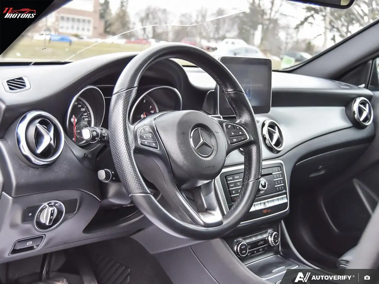 Mercedes-Benz GLA снимка Mercedes-Benz GLA