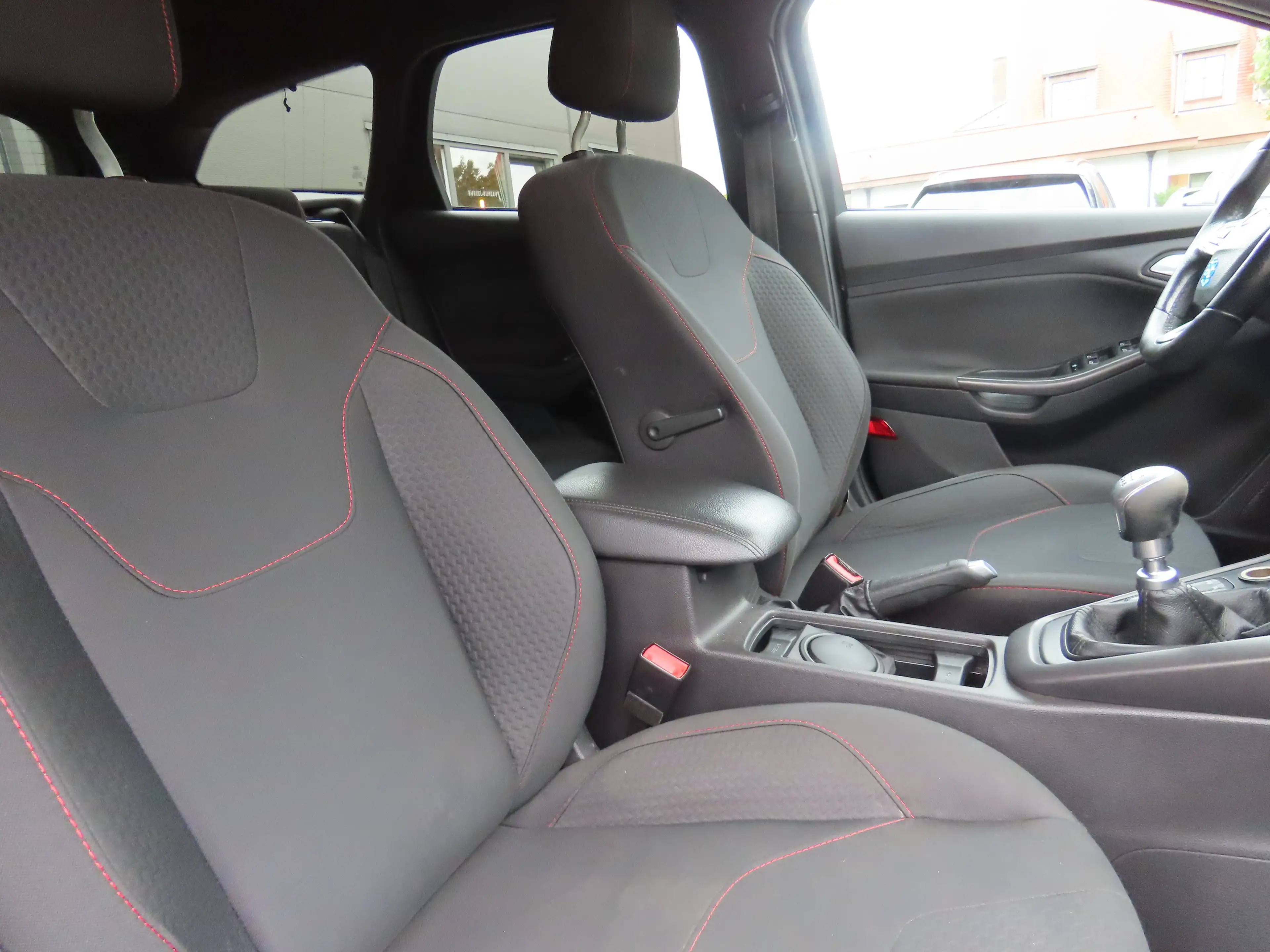 Ford Focus Focus 1.5 EcoBoost ST Line — photo 6