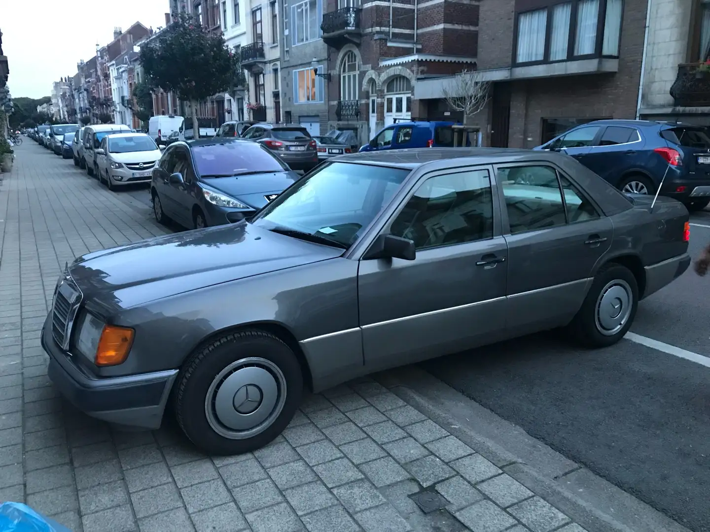 Mercedes-Benz 300 turbo Beżowy - 1