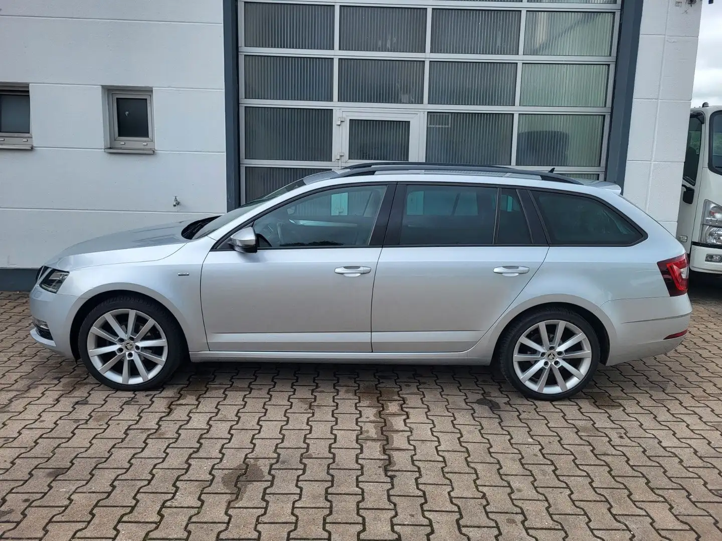 Skoda Octavia 2,0Tdi Combi Drive/1.HD/LED/Navi/AHK/SHZ Plateado - 2