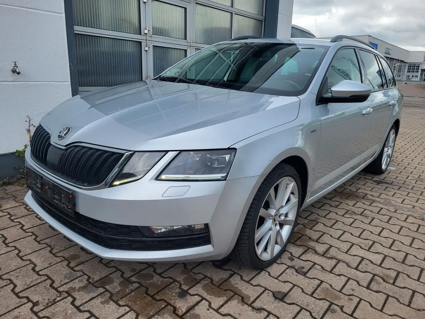 Skoda Octavia 2,0Tdi Combi Drive/1.HD/LED/Navi/AHK/SHZ Plateado - 1