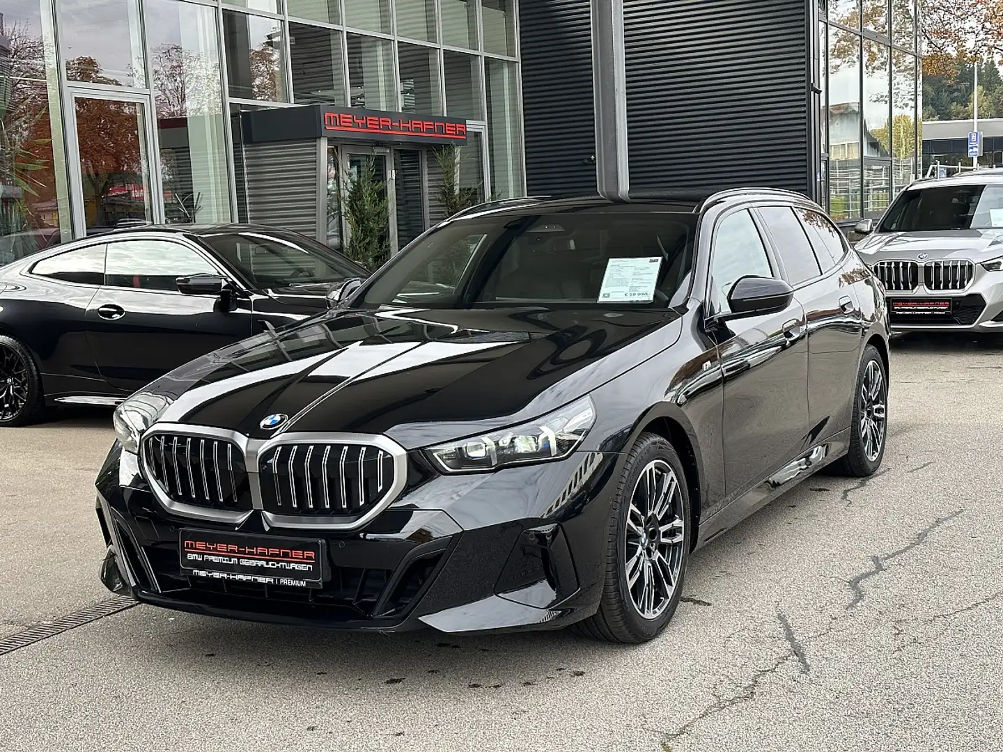 BMW 520 d Touring xDrive M-Paket Aut. / AHK / 19" Schwarz - 1