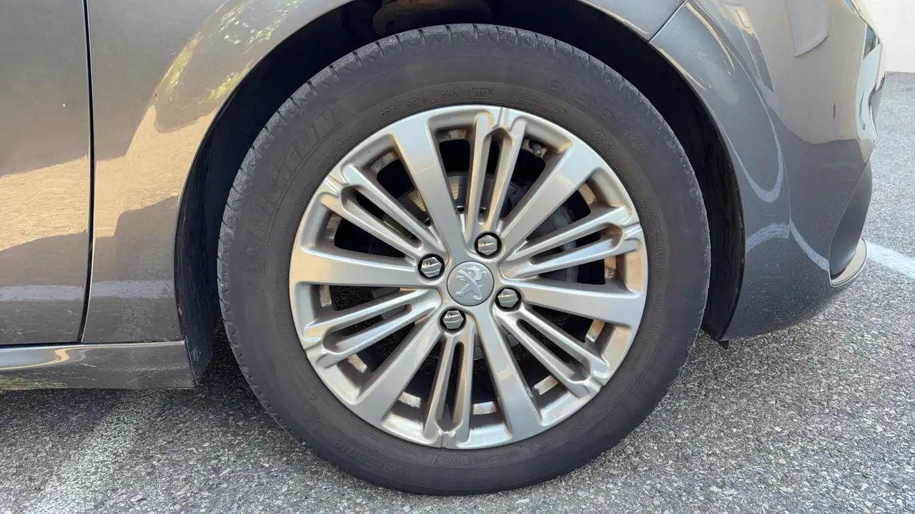 Peugeot 208 208 — photo 17