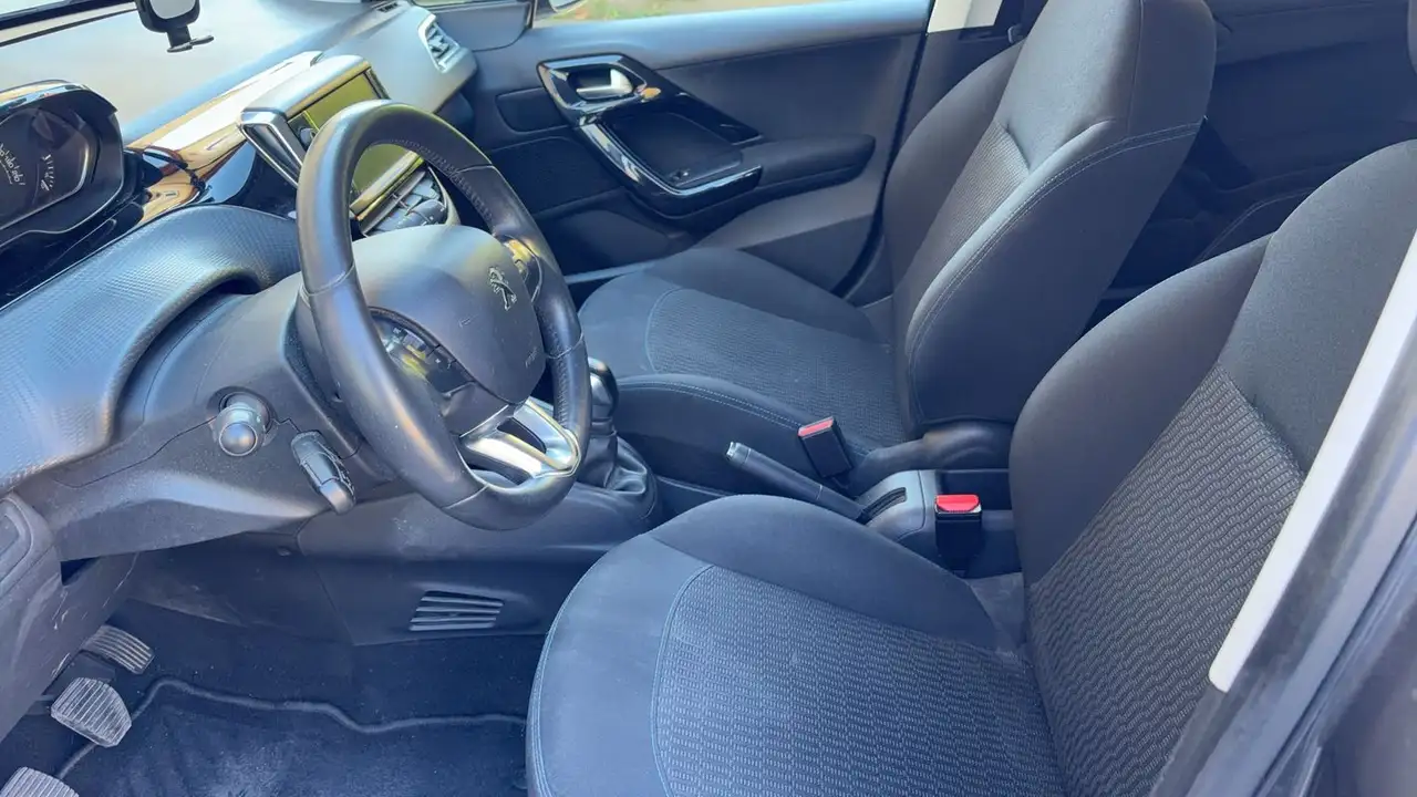 Peugeot 208 208 — photo 25