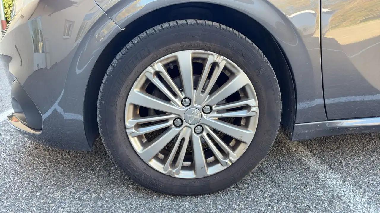 Peugeot 208 208 — photo 18