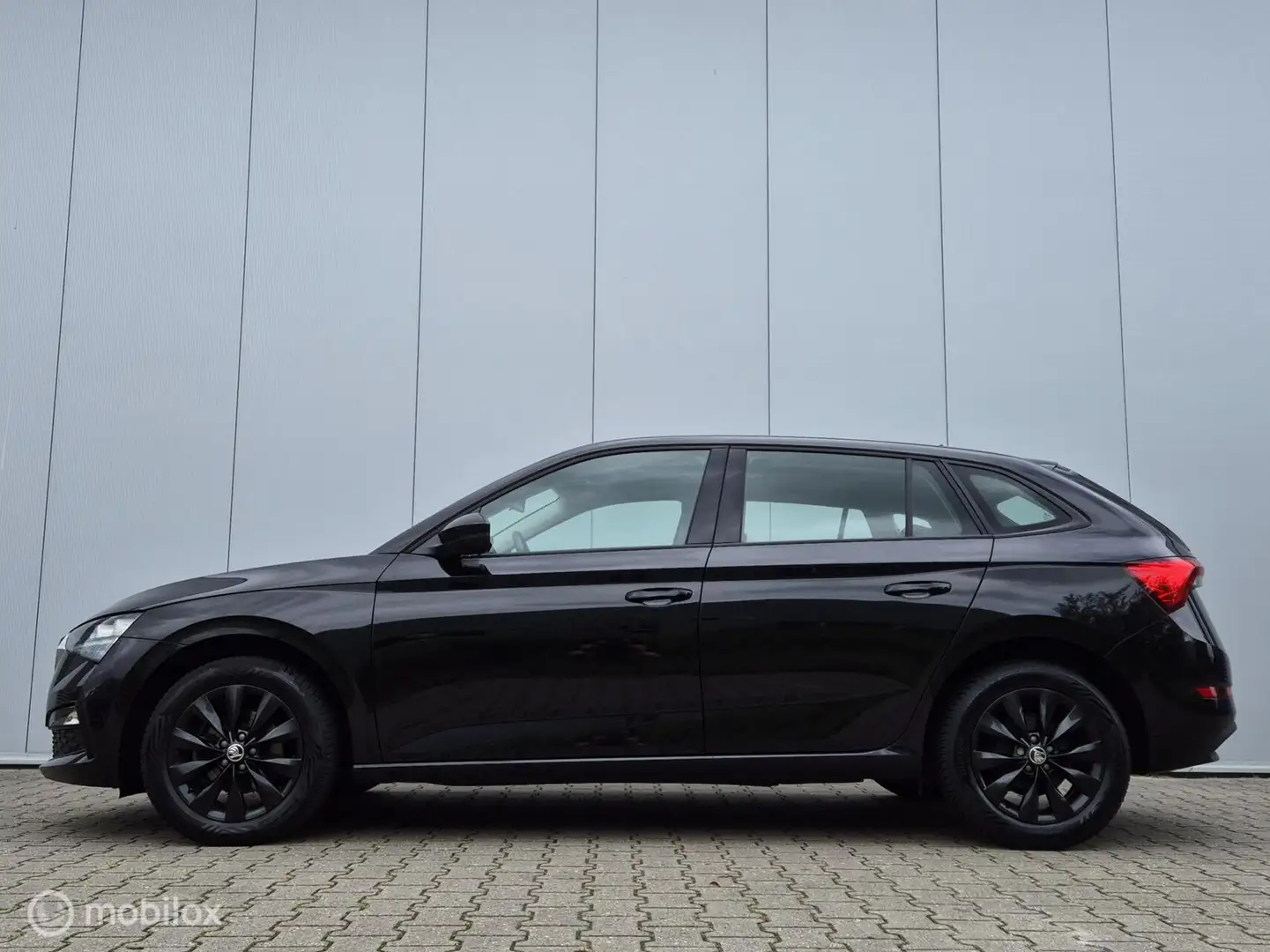 Skoda Scala 1.0 TSI AMBITION AUTOMAAT/TREKHAAK/LED/CARPLAY/BLU Zwart - 2