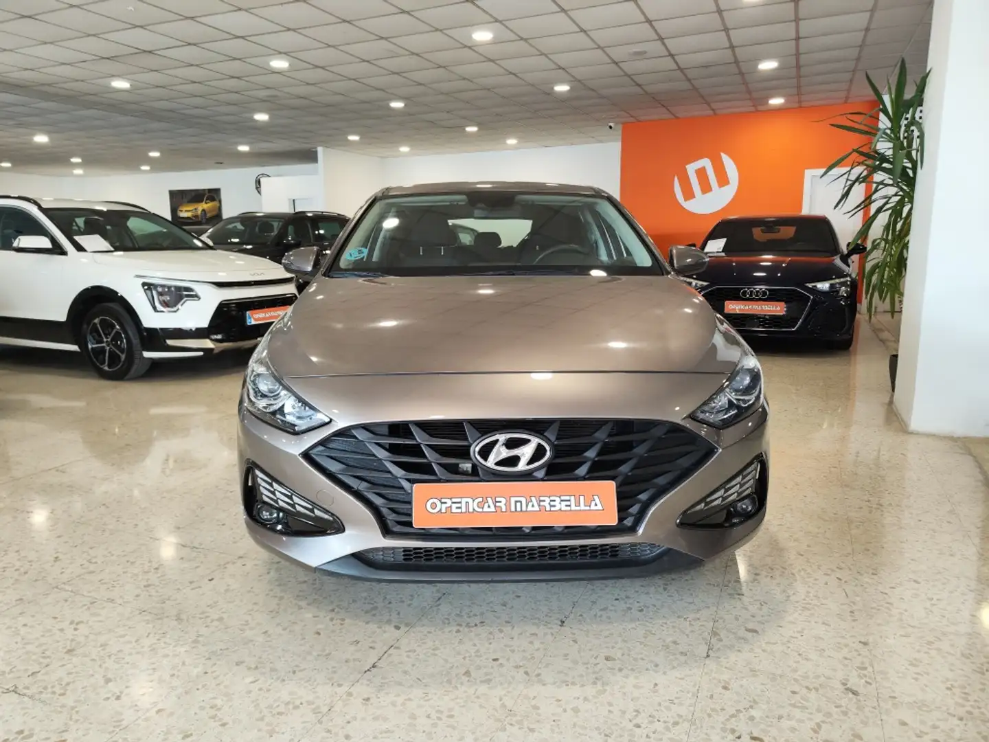 Hyundai i30 1.5 DPI Essence 110 Gris - 2