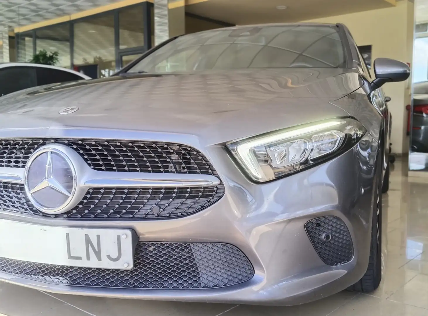 Mercedes-Benz A 200 200d Sedán 8G-DCT Brun - 2