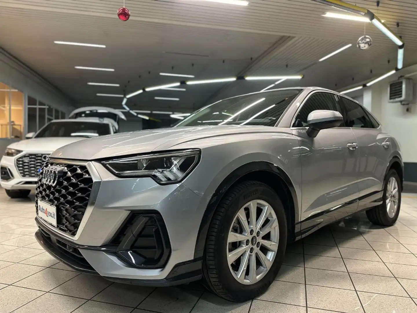 Audi Q3 SPB 40 TFSI quattro Stronic Business Plus IVA ESP Silber - 2