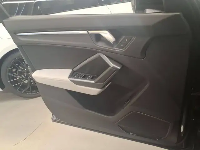 Audi Q3 view 5