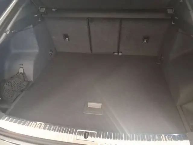 Audi Q3 view 8