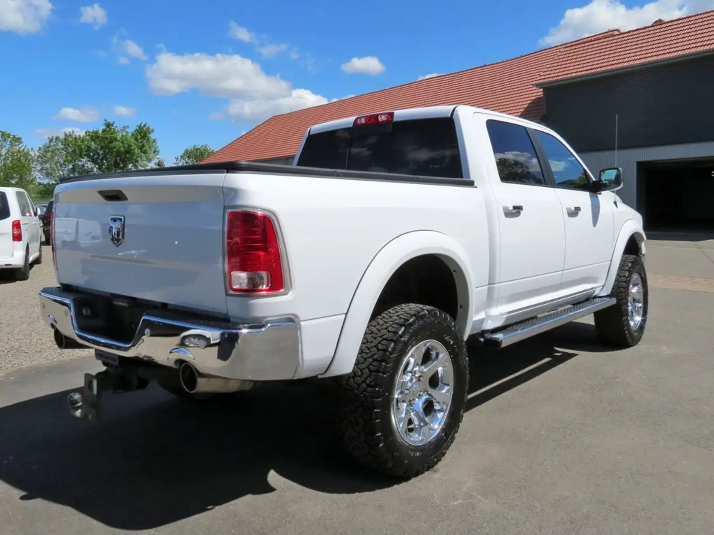 Dodge RAM 1500 Laramie Crew Cab 4x4 Gas V8-Kontor-Umb. Weiß - 2