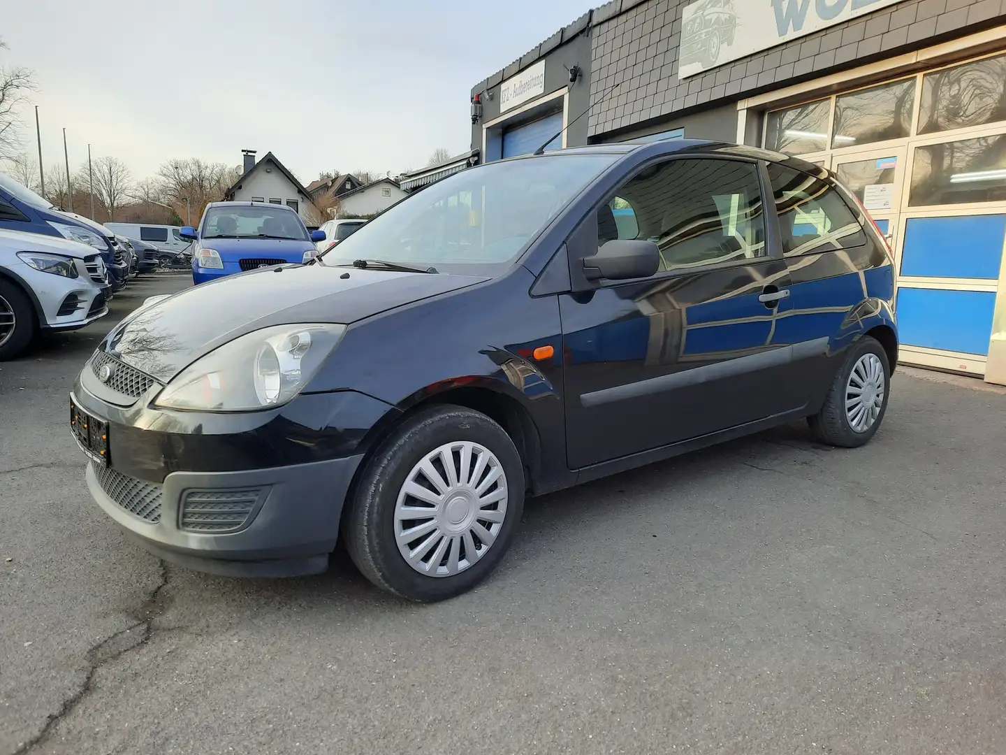Ford Fiesta 1.3 Ambiente Schwarz - 2