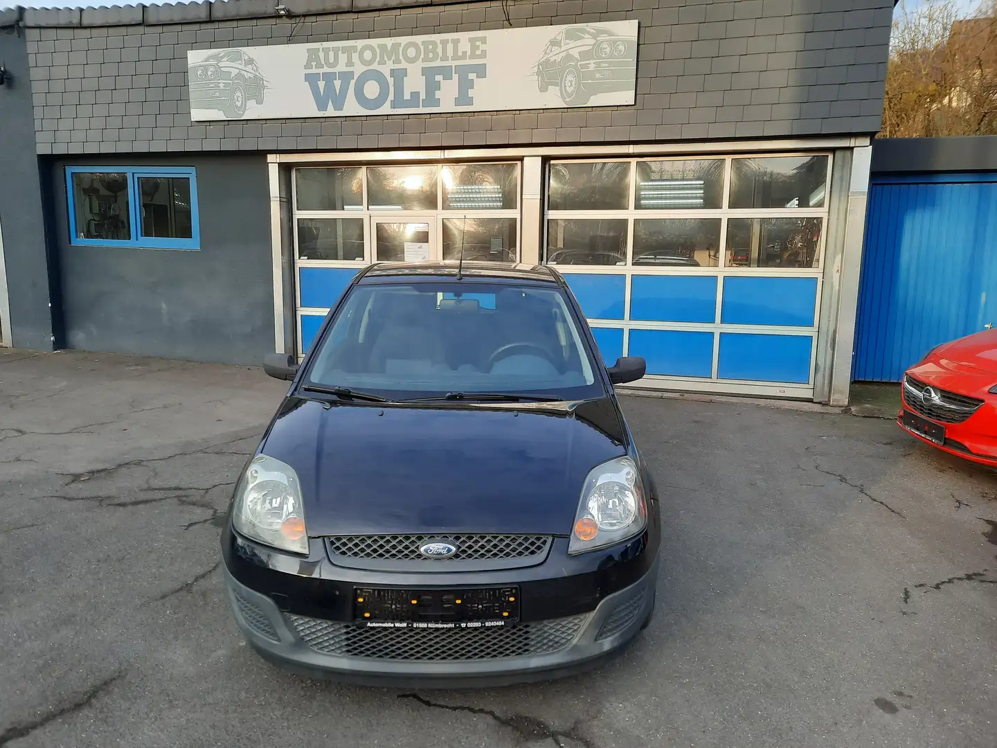 Ford Fiesta 1.3 Ambiente Schwarz - 1