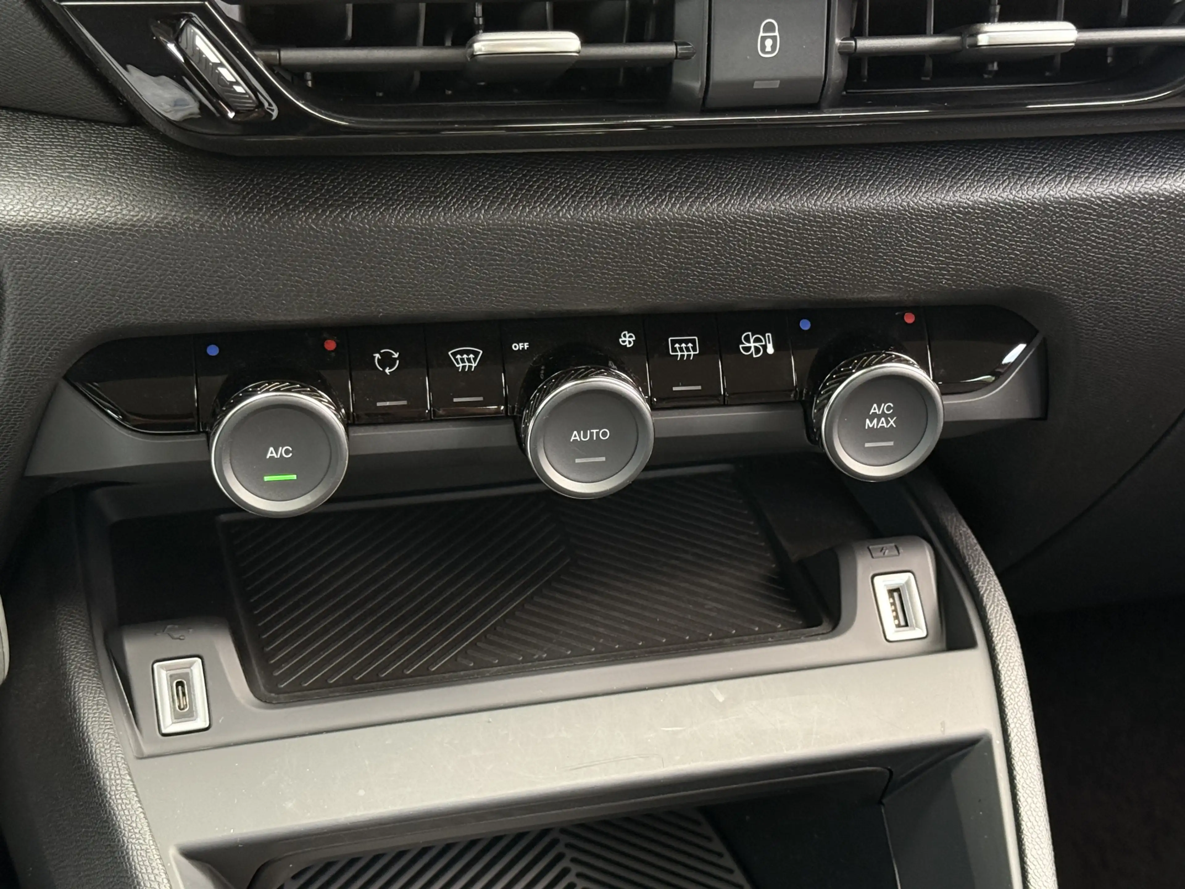 Citroen E-C4 Electric You 50 kWh Camera / Carplay / SOH 97% — photo 32