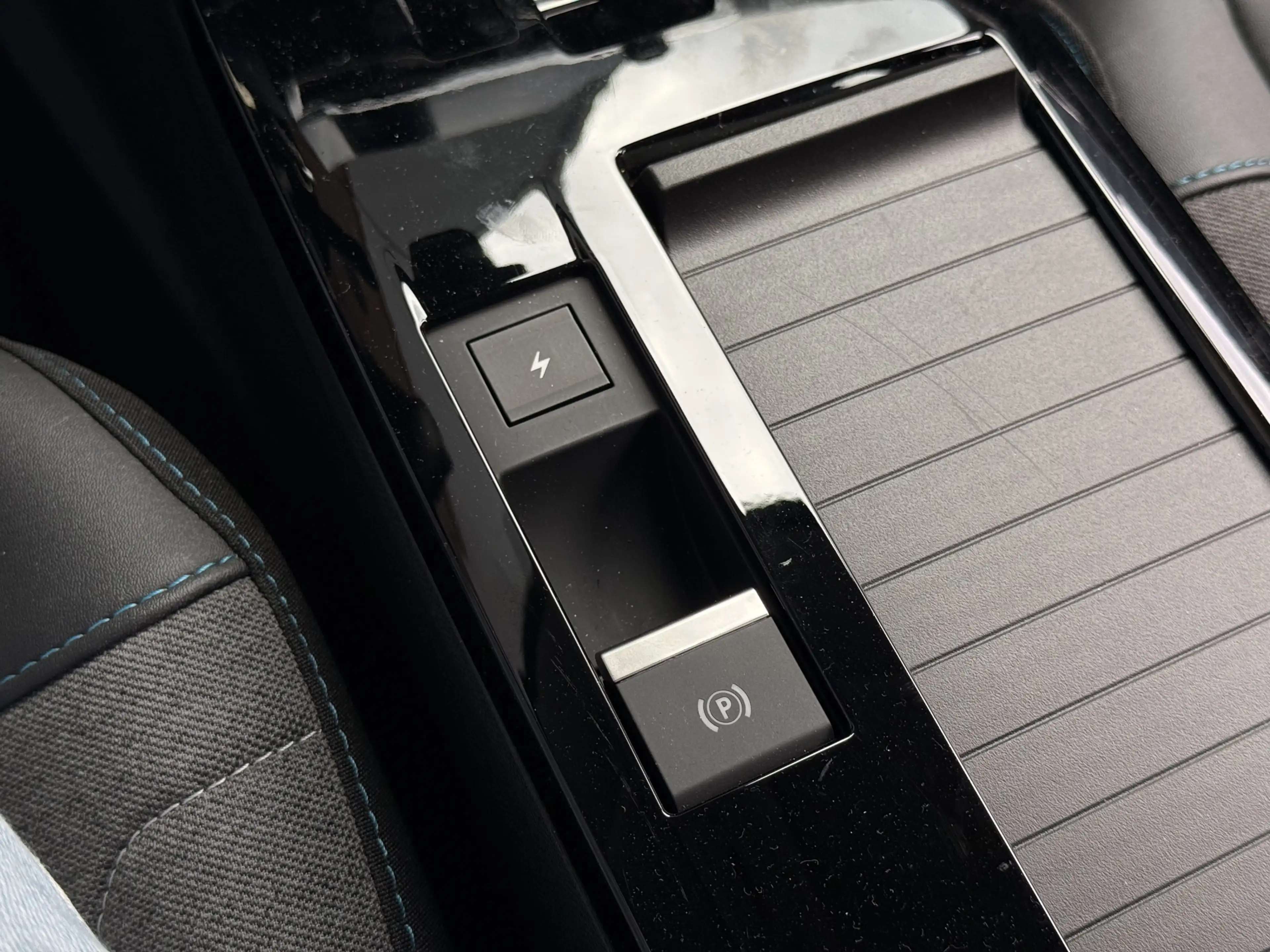 Citroen E-C4 Electric You 50 kWh Camera / Carplay / SOH 97% — photo 34