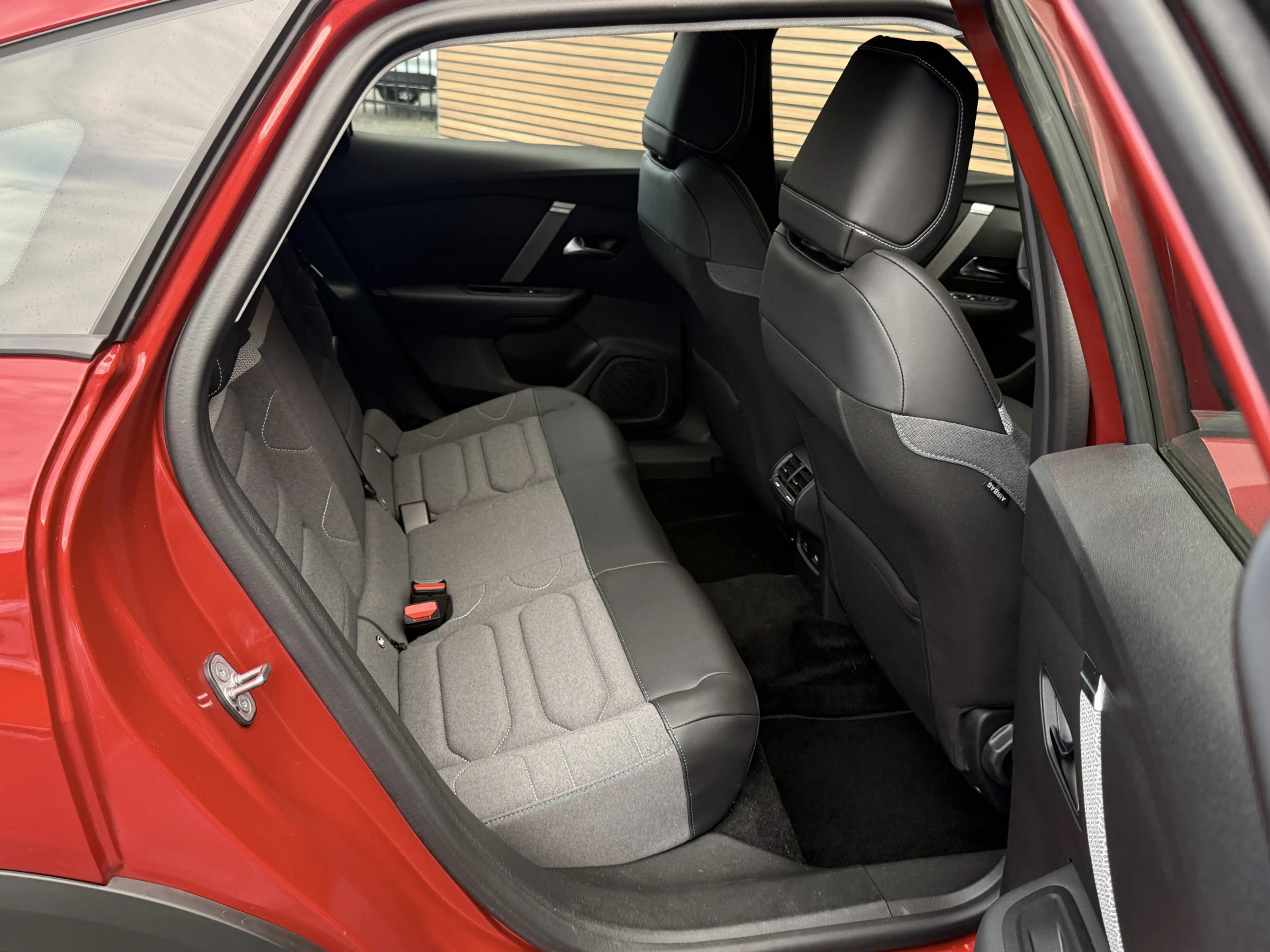Citroen E-C4 Electric You 50 kWh Camera / Carplay / SOH 97% — photo 40