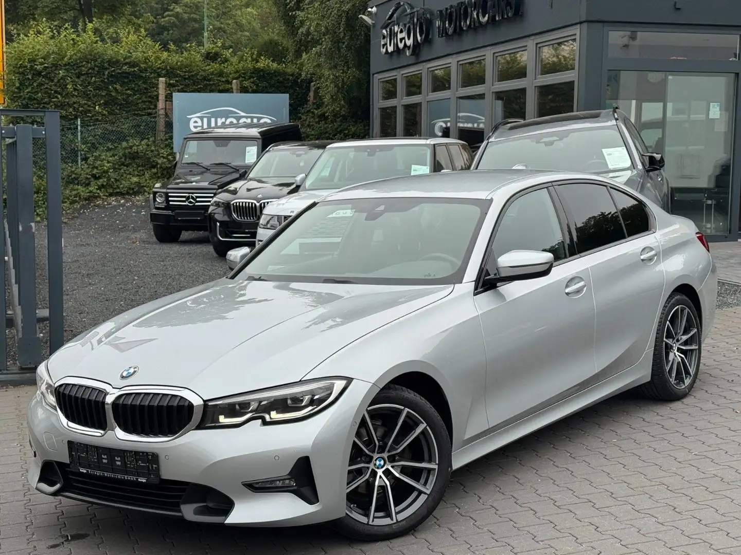 BMW 318 d Sport Line Aut. 1 Hand - LED /// Silber - 2